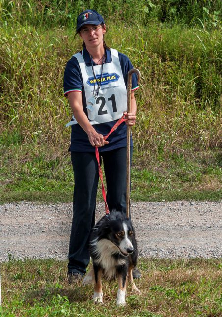 Border Collie con padrona prima di una gara - Associazione Italiana Sheepdog